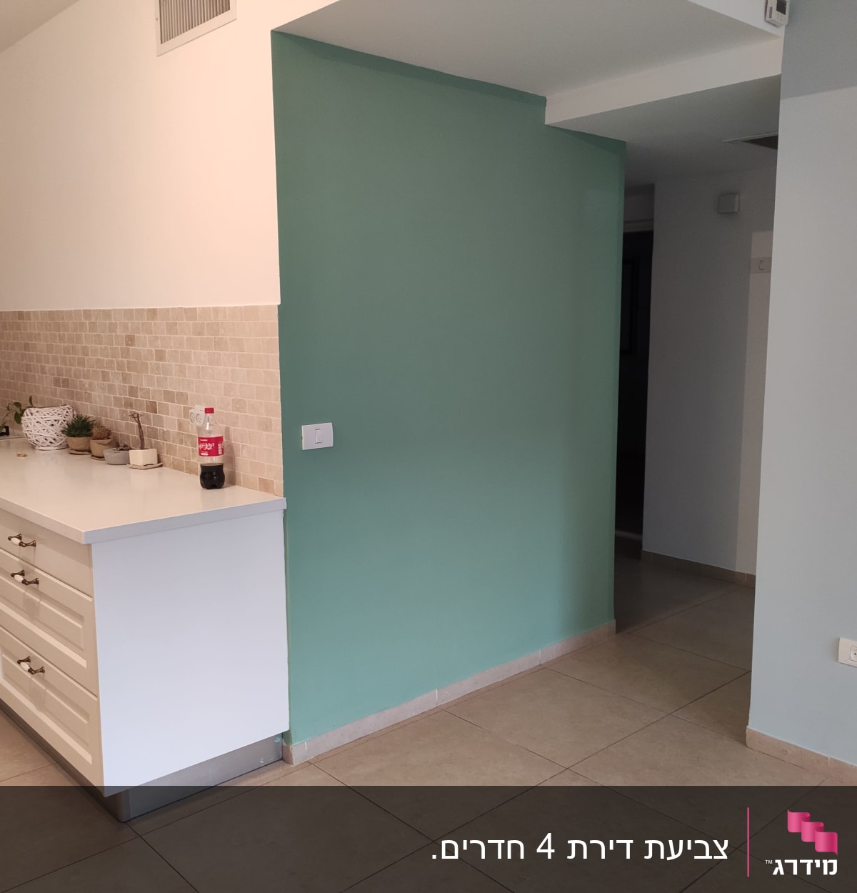 קיר צבוע בצבע ירוק בהיר במטבח